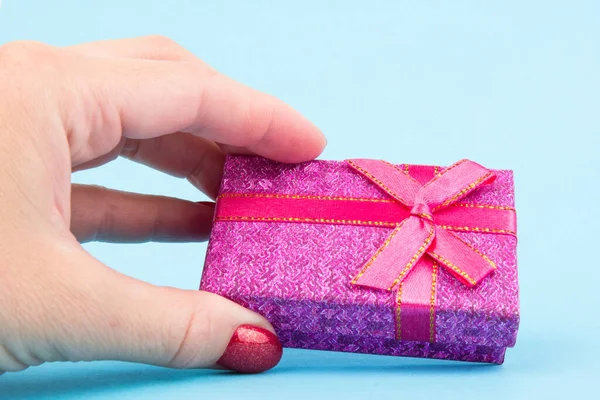 Kotak Hadiah Dengan Pita Dan Busur Tangan Wanita Terisolasi Latar — Stok Foto