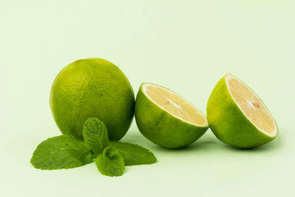 Limão Com Folhas Hortelã Isolado Fundo Verde Claro Alimentos Saudáveis — Fotografia de Stock