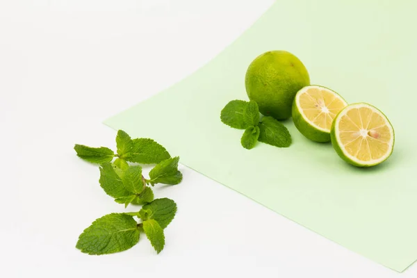 Limão Com Folhas Hortelã Isoladas Fundo Verde Claro Branco Alimentos — Fotografia de Stock