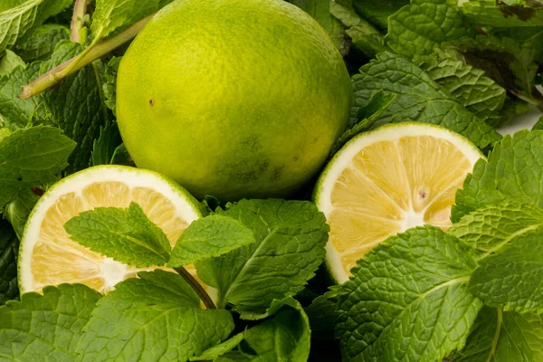 Limão Com Folhas Hortelã Isoladas Sobre Fundo Branco Alimentos Saudáveis — Fotografia de Stock