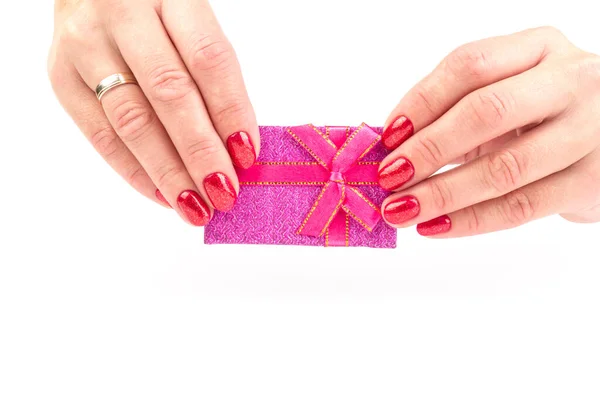 Kotak Hadiah Dengan Pita Dan Busur Tangan Wanita Terisolasi Latar — Stok Foto