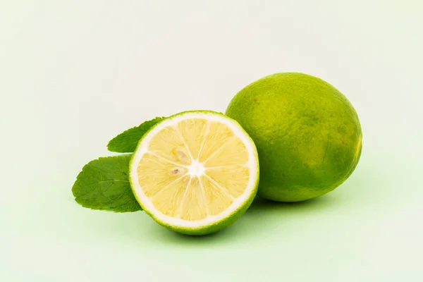 Limão Com Folhas Hortelã Isoladas Fundo Verde Alimentos Saudáveis — Fotografia de Stock