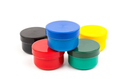 Beyaz arka planda çocukların yaratıcılığı için farklı renkte boyalar bulunan plastik kavanozlar. Çizim için malzemeler, yaratıcılık, erken çocukluk gelişimi.