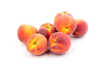 Yaz şeftali arkaplanı. Beyaz arka planda olgun sulu şeftaliler. Boşluğu kopyala. 