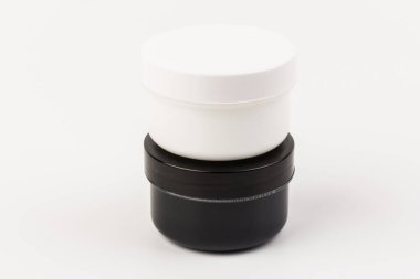 Beyaz arka planda çocukların yaratıcılığı için farklı renkte boyalar bulunan plastik kavanozlar. Çizim için malzemeler, yaratıcılık, erken çocukluk gelişimi.