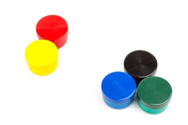 Beyaz arka planda çocukların yaratıcılığı için farklı renkte boyalar bulunan plastik kavanozlar. Çizim için malzemeler, yaratıcılık, erken çocukluk gelişimi.