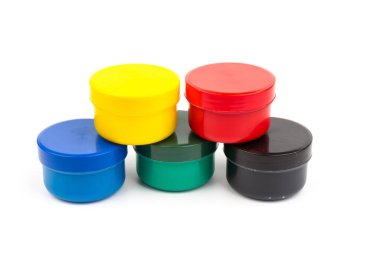 Beyaz arka planda çocukların yaratıcılığı için farklı renkte boyalar bulunan plastik kavanozlar. Çizim için malzemeler, yaratıcılık, erken çocukluk gelişimi.