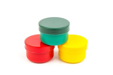 Beyaz arka planda çocukların yaratıcılığı için farklı renkte boyalar bulunan plastik kavanozlar. Çizim için malzemeler, yaratıcılık, erken çocukluk gelişimi.