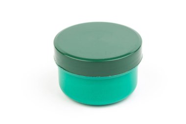 Beyaz arka planda çocukların yaratıcılığı için yeşil renkli plastik kavanozlar. Çizim için malzemeler, yaratıcılık, erken çocukluk gelişimi.