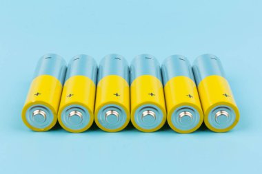 Mavi arka planda alkalin pilli kompozisyon. Kimyasal atık