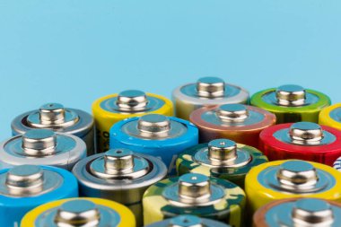 Mavi arka planda alkalin pilli kompozisyon. Kimyasal atık.