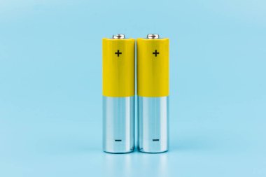 Mavi arka planda alkalin pilli kompozisyon. Kimyasal atık