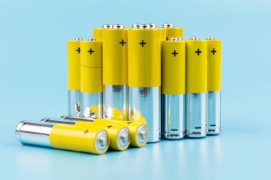 Mavi arka planda alkalin pilli kompozisyon. Kimyasal atık