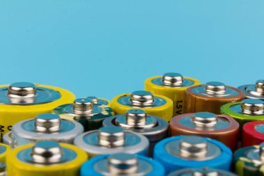 Mavi arka planda alkalin pilli kompozisyon. Kimyasal atık