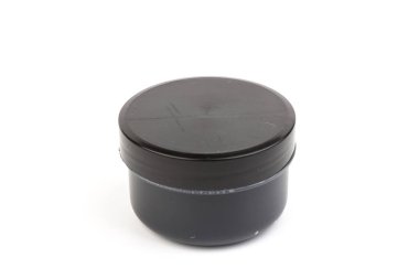 Beyaz arka planda çocukların yaratıcılığı için siyah renkli plastik kavanozlar. Çizim için malzemeler, yaratıcılık, erken çocukluk gelişimi.