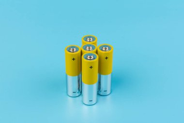 Mavi arka planda alkalin pilli kompozisyon. Kimyasal atık