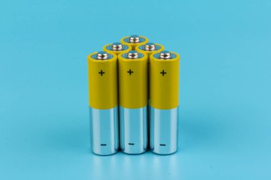 Mavi arka planda alkalin pilli kompozisyon. Kimyasal atık