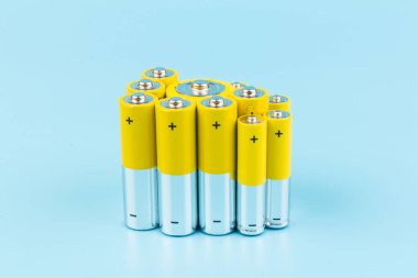 Mavi arka planda alkalin pilli kompozisyon. Kimyasal atık