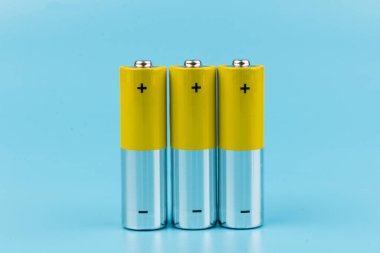 Mavi arka planda alkalin pilli kompozisyon. Kimyasal atık