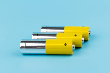 Mavi arka planda alkalin pilli kompozisyon. Kimyasal atık