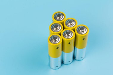 Mavi arka planda alkalin pilli kompozisyon. Kimyasal atık