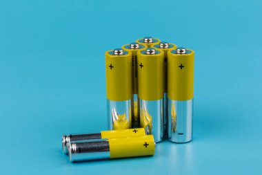 Mavi arka planda alkalin pilli kompozisyon. Kimyasal atık