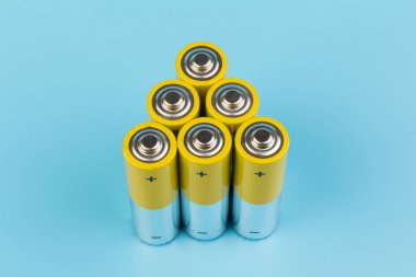 Mavi arka planda alkalin pilli kompozisyon. Kimyasal atık