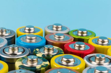 Mavi arka planda alkalin pilli kompozisyon. Kimyasal atık.