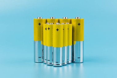 Mavi arka planda alkalin pilli kompozisyon. Kimyasal atık