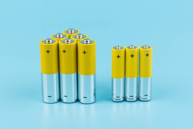 Mavi arka planda alkalin pilli kompozisyon. Kimyasal atık