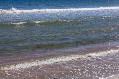 Kumsalda köpük salla. Geçmişe odaklan. Tatil kavramı.