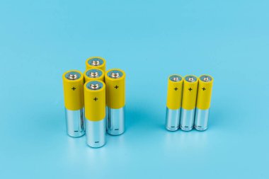 Mavi arka planda alkalin pilli kompozisyon. Kimyasal atık