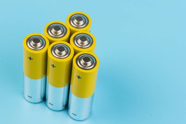 Mavi arka planda alkalin pilli kompozisyon. Kimyasal atık