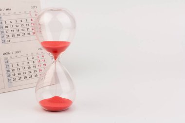 Önemli randevu tarihi, zaman çizelgesi ve son teslim tarihi için saat camı ve takvim kavramı