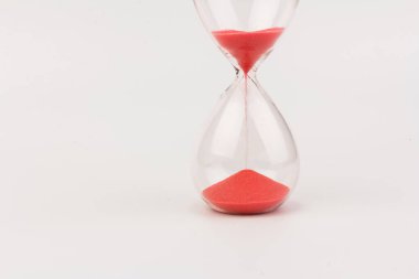 Kırmızı Kum, bir kum saatinin ampullerinin içinden geçerek bir geri sayım bitiş tarihine kadar geçen zamanı ölçüyor, fotokopi alanı olan beyaz bir arkaplanda..