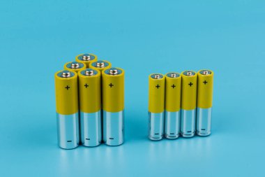 Mavi arka planda alkalin pilli kompozisyon. Kimyasal atık