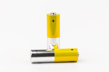 Beyaz arka planda alkalin pilli kompozisyon. Kimyasal atık