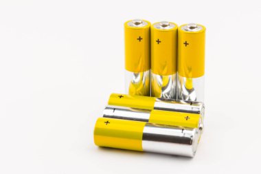 Beyaz arka planda alkalin pilli kompozisyon. Kimyasal atık