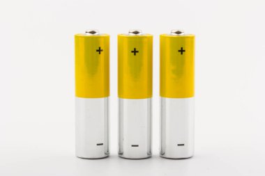 Beyaz arka planda alkalin pilli kompozisyon. Kimyasal atık