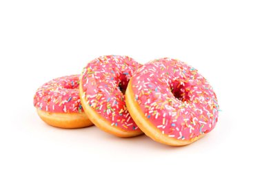 Beyaz arka planda izole edilmiş çilek kremalı ve çok renkli çörekler. Geleneksel tatlı hamur işleri. Metin için yer.