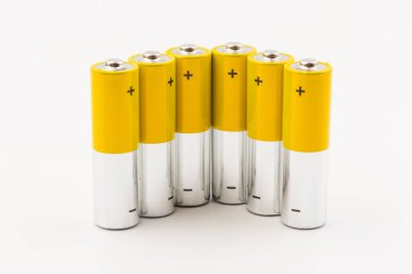 Beyaz arka planda alkalin pilli kompozisyon. Kimyasal atık