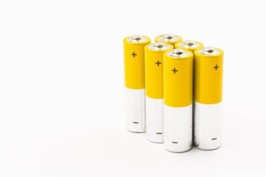 Beyaz arka planda alkalin pilli kompozisyon. Kimyasal atık