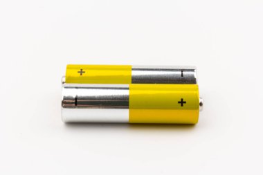 Beyaz arka planda alkalin pilli kompozisyon. Kimyasal atık