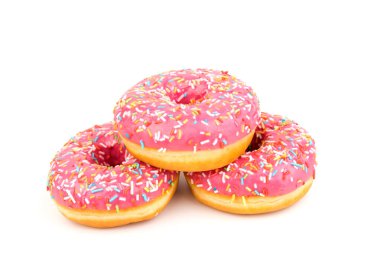 Beyaz arka planda izole edilmiş çilek kremalı ve çok renkli çörekler. Geleneksel tatlı hamur işleri. Metin için yer.