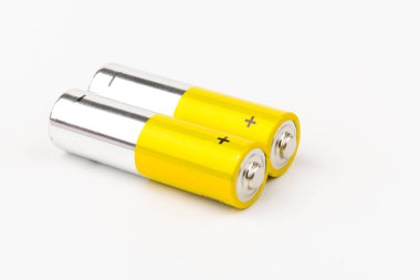 Beyaz arka planda alkalin pilli kompozisyon. Kimyasal atık