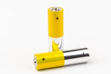 Beyaz arka planda alkalin pilli kompozisyon. Kimyasal atık