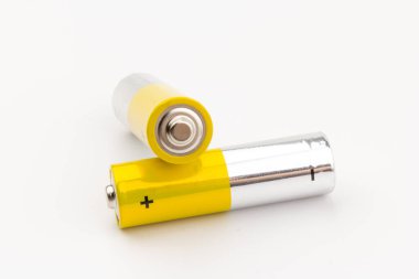 Beyaz arka planda alkalin pilli kompozisyon. Kimyasal atık