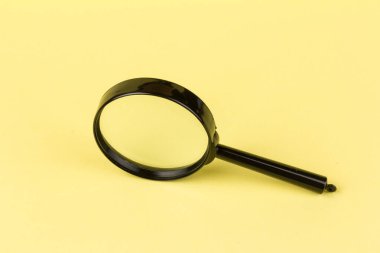 Sarı arka planda bir büyüteç kapat. Bilim araştırma konsepti. Uzayı kopyala Yaratıcı minimalizm. Tasarım ögesi.