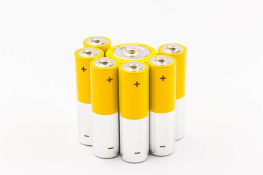 Beyaz arka planda alkalin pilli kompozisyon. Kimyasal atık