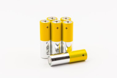 Beyaz arka planda alkalin pilli kompozisyon. Kimyasal atık